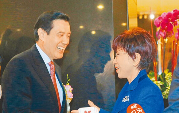 國民黨2016參選人洪秀柱(右)昨日與馬英九(左)在活動中“不期而遇”。 國民黨2016參選人洪秀柱(右)昨日與馬英九(左)在活動中“不期而遇”。