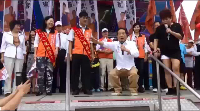 為了證明自己體力很好,宋楚瑜輔選時,特地上下樓梯、蹲馬步,拼命秀體力 為了證明自己體力很好,宋楚瑜輔選時,特地上下樓梯、蹲馬步,拼命秀體力