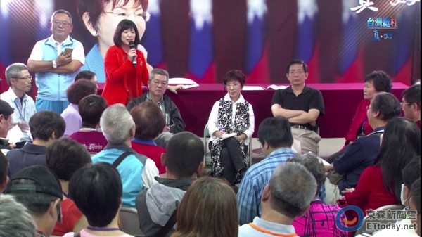 洪秀柱11日晚間邀請支持120名支持她理念的朋友,到競選總部一同開講 洪秀柱11日晚間邀請支持120名支持她理念的朋友,到競選總部一同開講