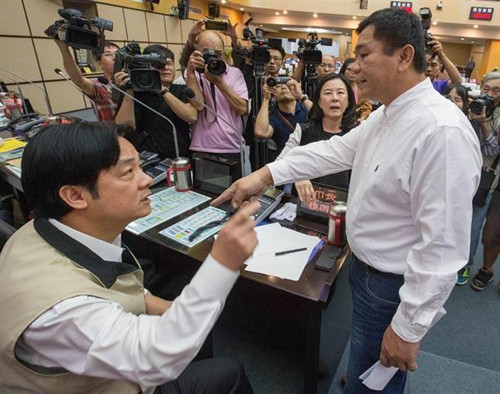 臺南議會質(zhì)詢口角賴清德與議員爆發(fā)激烈沖突