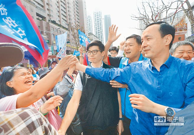 國民黨2016參選人朱立倫昨上午在新北市參加林國春“立委”競選總部成立大會。(《中國時報》 陳怡誠攝) 國民黨2016參選人朱立倫昨上午在新北市參加林國春“立委”競選總部成立大會。(《中國時報》 陳怡誠攝)