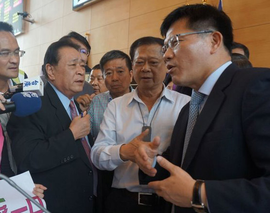 臺中議會藍綠吵成一團 各不相讓議事兩度中斷(圖) 臺中議會藍綠吵成一團 各不相讓議事兩度中斷(圖)