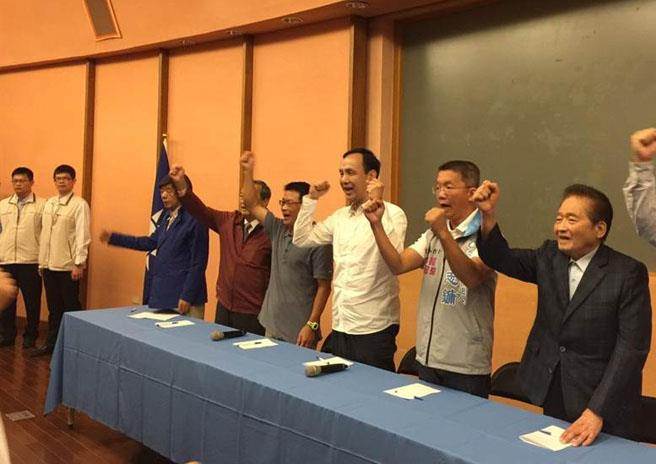 朱立倫宜蘭拜票 “洪秀柱爸爸”現(xiàn)身相挺(圖) 朱立倫宜蘭拜票 “洪秀柱爸爸”現(xiàn)身相挺(圖)