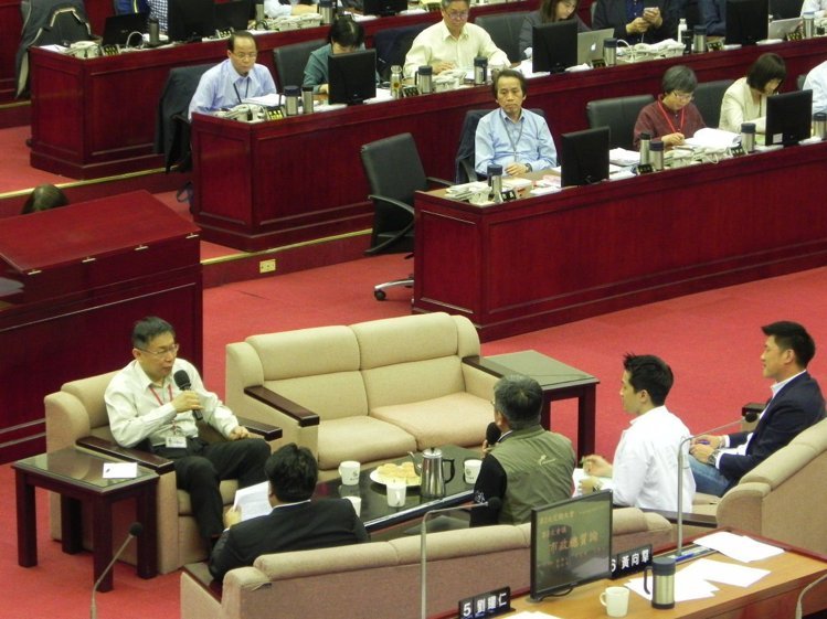 柯文哲坐沙發回答議員質詢 開首長議會備詢先河(圖) 柯文哲坐沙發回答議員質詢 開首長議會備詢先河(圖)