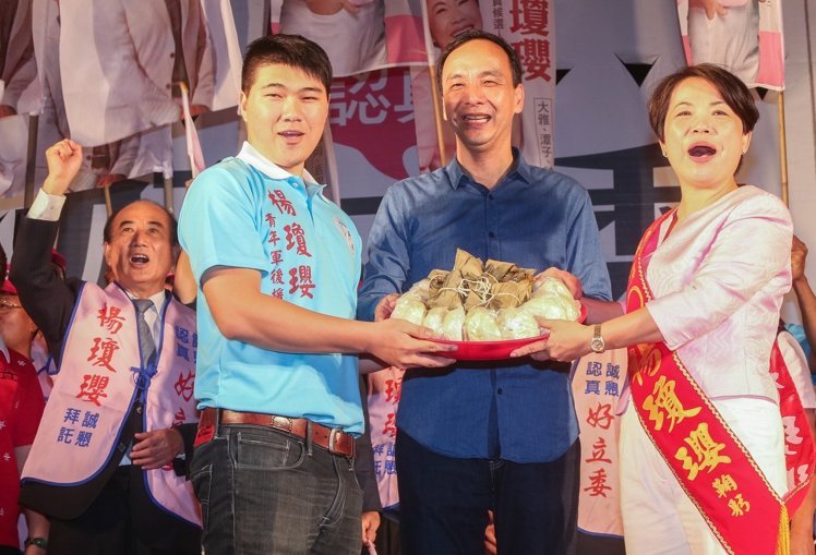 朱立倫輔選“藍委”:拼經濟是臺灣唯一的路 朱立倫輔選“藍委”:拼經濟是臺灣唯一的路