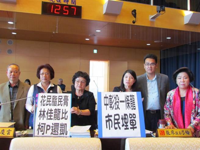 林佳龍被批為當(dāng)老大花民脂民膏 中彰投作秀臺(tái)中買單 林佳龍被批為當(dāng)老大花民脂民膏 中彰投作秀臺(tái)中買單