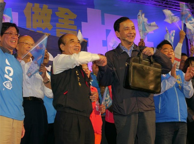 朱立倫王金平同臺輔選 王贈公文包寓朱順利當選 朱立倫王金平同臺輔選 王贈公文包寓朱順利當選
