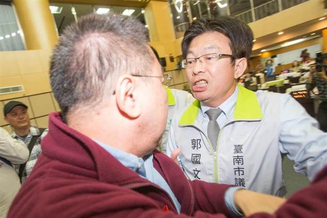 臺南市議會審總預算 藍綠議員“拳腳相向”場面火爆 臺南市議會審總預算 藍綠議員“拳腳相向”場面火爆
