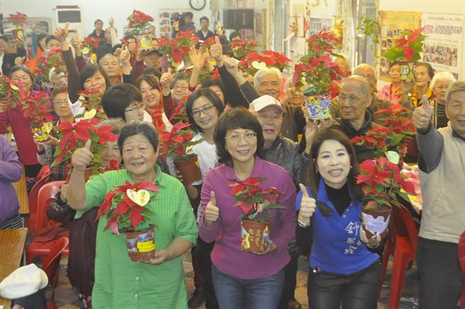 王如玄(中)訪完義民廟后,隨即到樓上社區協會,與民眾制作耶誕紅盆栽拼貼。(圖/《中時電子報》 楊明峰攝) 王如玄(中)訪完義民廟后,隨即到樓上社區協會,與民眾制作耶誕紅盆栽拼貼。(圖/《中時電子報》 楊明峰攝)