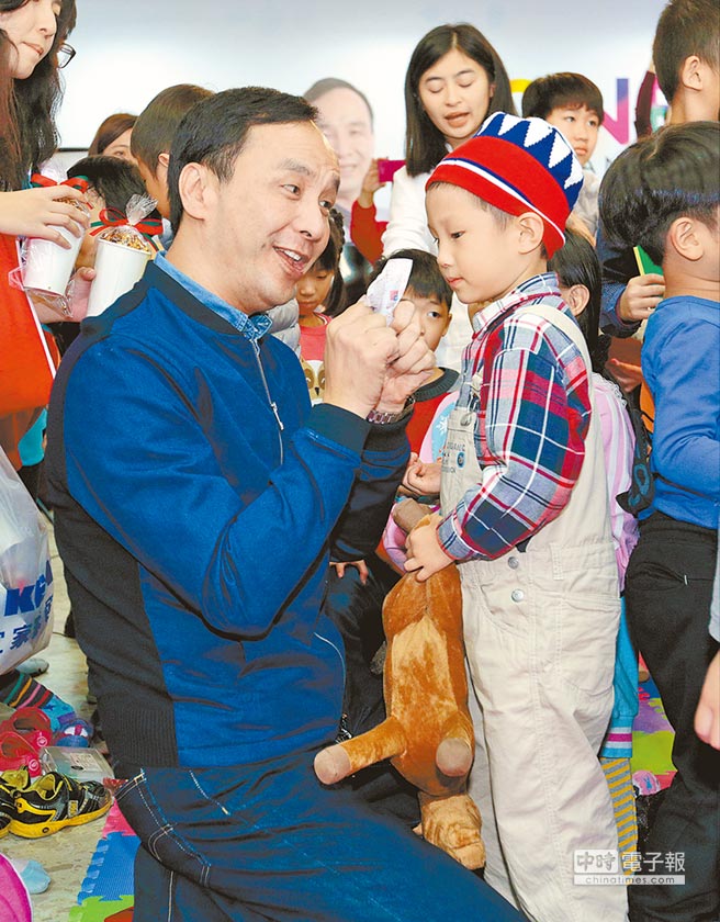 朱立倫開打暖男親情牌 寵愛小朋友高調(diào)秀恩愛 朱立倫開打暖男親情牌 寵愛小朋友高調(diào)秀恩愛