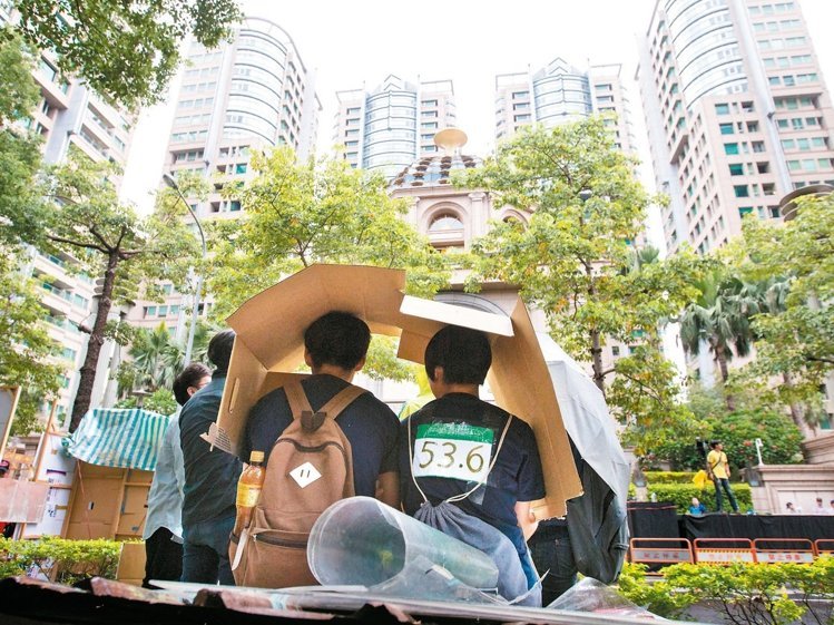 高房價惹民怨,民眾想問3位候選人:“房價合理嗎?如何解決?”圖為去年10月,巢運團體夜宿臺北帝寶前抗議。 (圖/《聯合報》) 高房價惹民怨,民眾想問3位候選人:“房價合理嗎?如何解決?”圖為去年10月,巢運團體夜宿臺北帝寶前抗議。 (圖/《聯合報》)