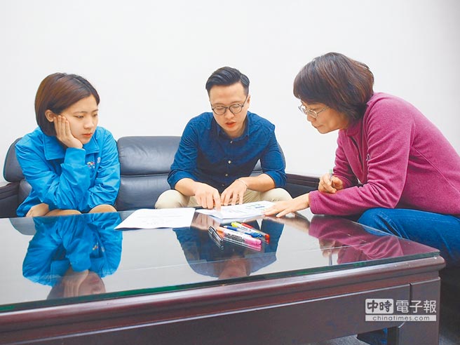 王如玄為明日辯論大改形象 直發高跟鞋“玄味”濃 王如玄為明日辯論大改形象 直發高跟鞋“玄味”濃