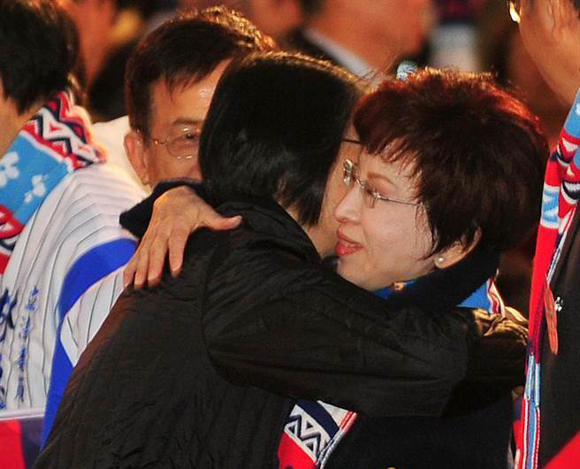 周美青(左)進場時給了洪秀柱一個大擁抱 周美青(左)進場時給了洪秀柱一個大擁抱