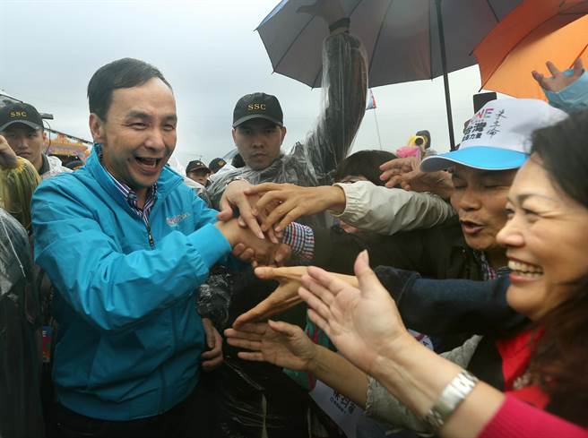 朱立倫雨中造勢 諷蔡英文財經(jīng)觀停留在上世紀(jì)(圖) 朱立倫雨中造勢 諷蔡英文財經(jīng)觀停留在上世紀(jì)(圖)
