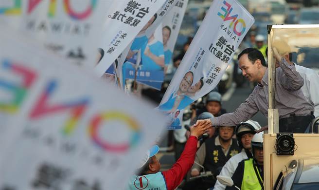 朱立倫車隊昨起掃街拜票 群眾自發揮旗力挺 朱立倫車隊昨起掃街拜票 群眾自發揮旗力挺