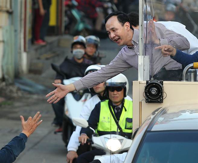 朱立倫車隊昨起掃街拜票 群眾自發揮旗力挺 朱立倫車隊昨起掃街拜票 群眾自發揮旗力挺