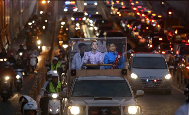 朱立倫車隊昨起掃街拜票 群眾自發揮旗力挺 朱立倫車隊昨起掃街拜票 群眾自發揮旗力挺