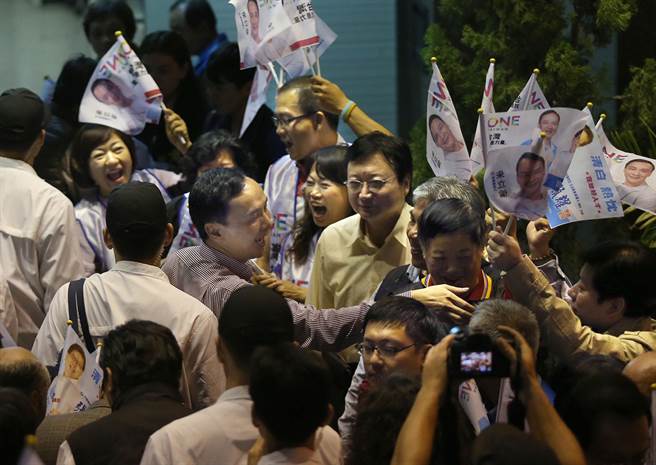 朱立倫車隊昨起掃街拜票 群眾自發揮旗力挺 朱立倫車隊昨起掃街拜票 群眾自發揮旗力挺