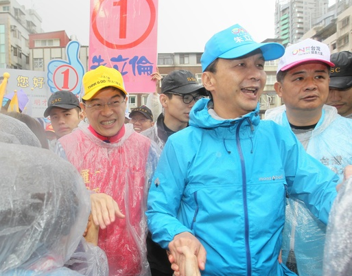 朱立倫冒雨3小時不間斷拜票 呼吁藍營選民歸隊 朱立倫冒雨3小時不間斷拜票 呼吁藍營選民歸隊
