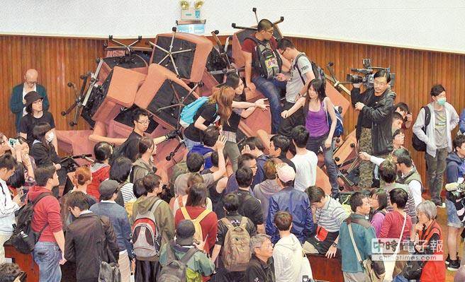 臺灣反對服貿協議學生占領“立法院”議場抗議“黑箱”,警方遭學生勒脖推擠 臺灣反對服貿協議學生占領“立法院”議場抗議“黑箱”,警方遭學生勒脖推擠