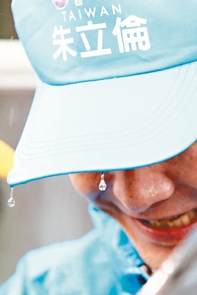 國民黨2016候選人朱立倫昨天不畏風雨在臺中掃街拜票,臉上滿是雨水。(圖/《聯合晚報》 王騰毅攝) 國民黨2016候選人朱立倫昨天不畏風雨在臺中掃街拜票,臉上滿是雨水。(圖/《聯合晚報》 王騰毅攝)