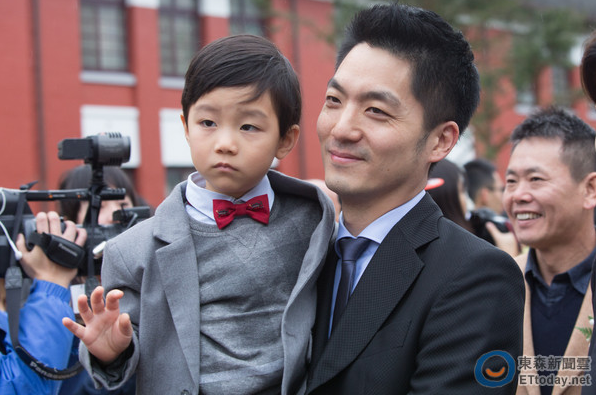 臺"立委"走紅毯亮點多 蔣介石曾孫牽孩子就職(圖) 臺"立委"走紅毯亮點多 蔣介石曾孫牽孩子就職(圖)