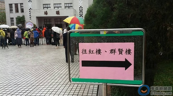 臺"立委"走紅毯亮點多 蔣介石曾孫牽孩子就職(圖) 臺"立委"走紅毯亮點多 蔣介石曾孫牽孩子就職(圖)