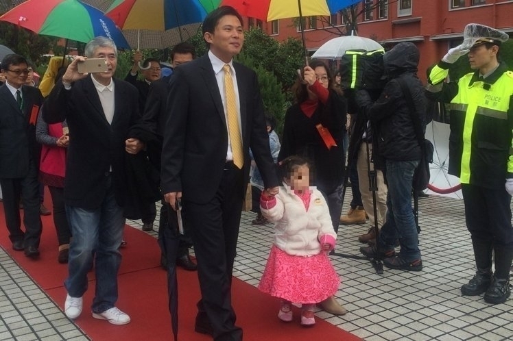 新科“立委”攜家眷走紅毯遭批:說(shuō)不出的怪異 新科“立委”攜家眷走紅毯遭批:說(shuō)不出的怪異