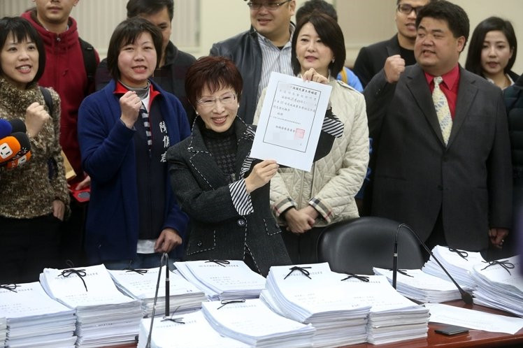 洪秀柱攜8萬聯署書完成登記:必將擦亮黨招牌再起 洪秀柱攜8萬聯署書完成登記:必將擦亮黨招牌再起