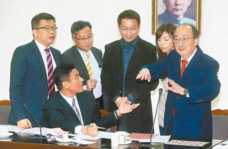 民進(jìn)黨與友黨在"立法院"互杠 大綠、小綠沖突不斷 民進(jìn)黨與友黨在"立法院"互杠 大綠、小綠沖突不斷