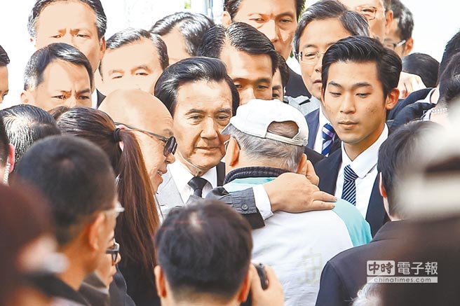 馬英九28日出席“228事件69周年中樞紀念會”離場時,一名抗議者陳情表示,馬英九應該拆除蔣介石紀念堂、廢除蔣介石銅像,才能真正撫慰受難者 馬英九28日出席“228事件69周年中樞紀念會”離場時,一名抗議者陳情表示,馬英九應該拆除蔣介石紀念堂、廢除蔣介石銅像,才能真正撫慰受難者