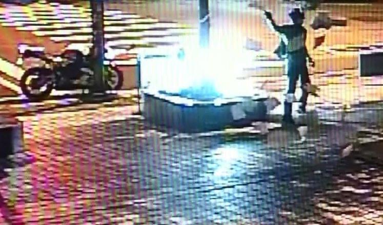 馬英九昨晚透過臉譜(Facebook)表示,有人在蔣介石紀念堂展覽柜的玻璃上噴紅漆抗議;有人在宜蘭將公園中“國父”與蔣公銅像淋上紅漆;甚至有人到國民黨中央黨部投擲汽油彈。這些行徑都已超越和平、理性與法治的界限,只會散播仇恨,激化對立,對臺灣造成傷害。 馬英九昨晚透過臉譜(Facebook)表示,有人在蔣介石紀念堂展覽柜的玻璃上噴紅漆抗議;有人在宜蘭將公園中“國父”與蔣公銅像淋上紅漆;甚至有人到國民黨中央黨部投擲汽油彈。這些行徑都已超越和平、理性與法治的界限,只會散播仇恨,激化對立,對臺灣造成傷害。