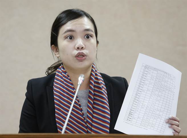 呂孫綾質(zhì)詢“憲兵濫搜民宅事件”時(shí)猛跳針 呂孫綾質(zhì)詢“憲兵濫搜民宅事件”時(shí)猛跳針