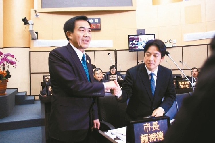 李全教賴清德握手一秒"破冰" 藍(lán)贊禮貌綠轟矯情(圖) 李全教賴清德握手一秒"破冰" 藍(lán)贊禮貌綠轟矯情(圖)