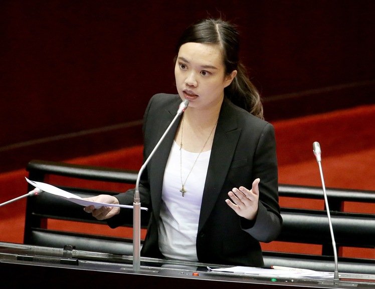 綠營新科"立委"質(zhì)詢出包拒不認錯 遭諷不如商場店員 綠營新科"立委"質(zhì)詢出包拒不認錯 遭諷不如商場店員