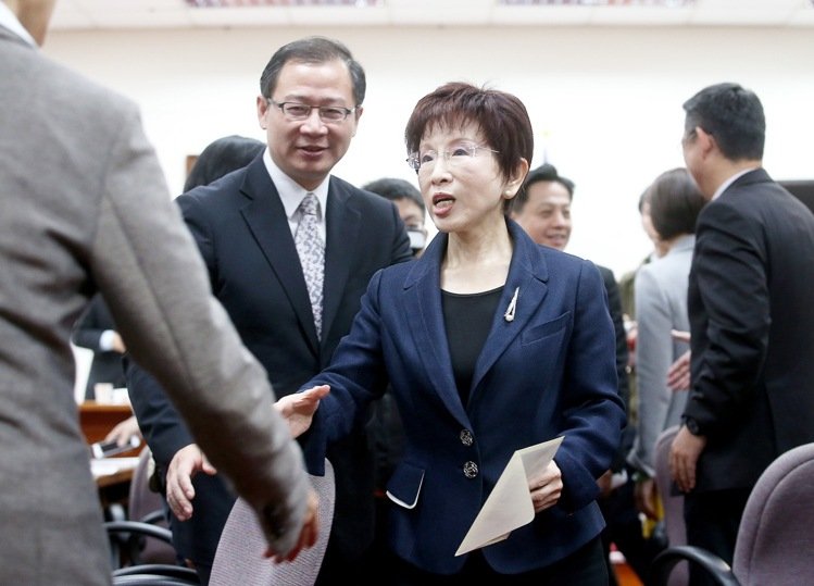 洪秀柱出席黨團大會 稱樂見綠營"兩岸監督條例"轉彎 洪秀柱出席黨團大會 稱樂見綠營"兩岸監督條例"轉彎