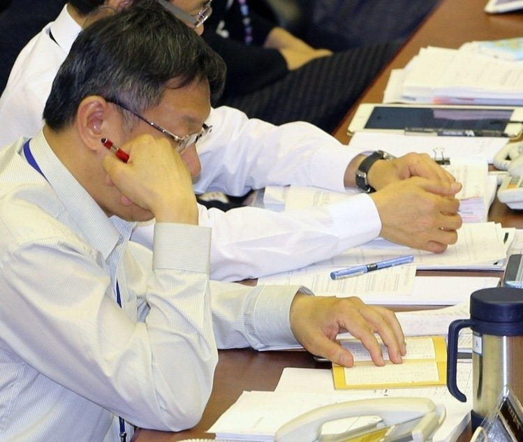 柯文哲議會(huì)質(zhì)詢?cè)夂菖?讀完佛經(jīng)又讀《三民主義》 柯文哲議會(huì)質(zhì)詢?cè)夂菖?讀完佛經(jīng)又讀《三民主義》