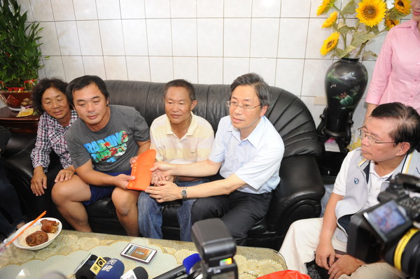 遭日本扣押臺(tái)灣漁船東圣吉16號(hào)船長返臺(tái) 遭日本扣押臺(tái)灣漁船東圣吉16號(hào)船長返臺(tái)