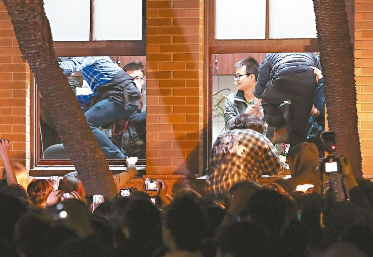 臺當局撤告“太陽花學運” 基層警察痛批“是非不分” 臺當局撤告“太陽花學運” 基層警察痛批“是非不分”