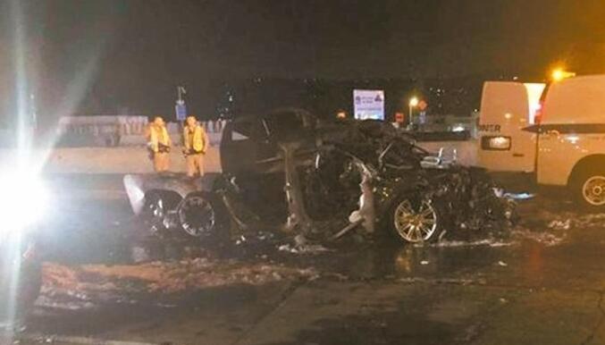 警方到場時,現場因漏油,火焰竄起十米高。警方認為,超速是車禍原因。(圖片來源:臺灣《聯合報》) 警方到場時,現場因漏油,火焰竄起十米高。警方認為,超速是車禍原因。(圖片來源:臺灣《聯合報》)