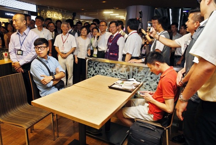 林全巡視桃園機場 遭民眾嗆聲“作秀”(圖) 林全巡視桃園機場 遭民眾嗆聲“作秀”(圖)