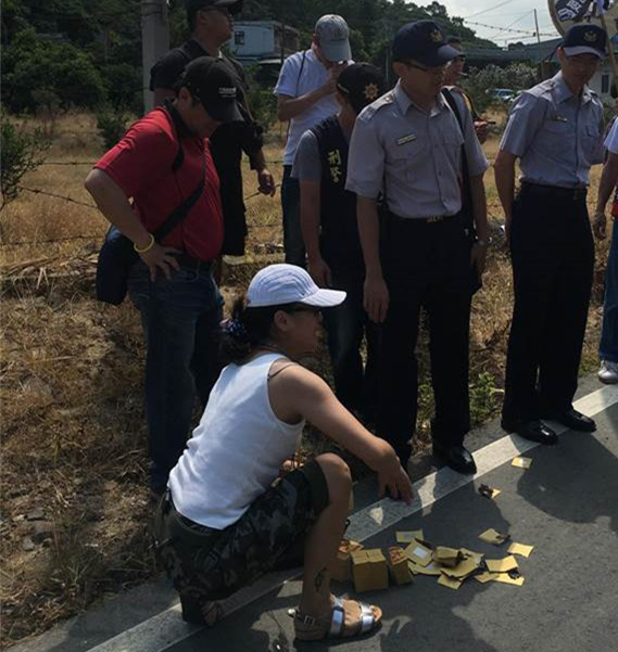 臺民眾聚集“臺灣民政府”總部撒冥紙抗議(圖) 臺民眾聚集“臺灣民政府”總部撒冥紙抗議(圖)