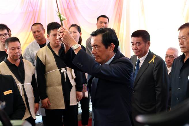 馬英九被問及導彈誤射事件 低頭未回答快步離開 馬英九被問及導彈誤射事件 低頭未回答快步離開