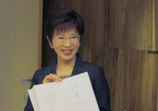 洪秀柱出席活動(dòng)并在書上簽名 洪秀柱出席活動(dòng)并在書上簽名