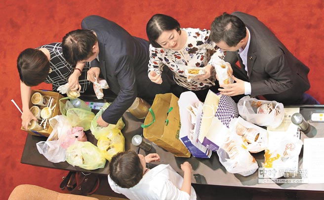 國民黨在“立法院”上演表決大戰 擋下黨產條例 國民黨在“立法院”上演表決大戰 擋下黨產條例