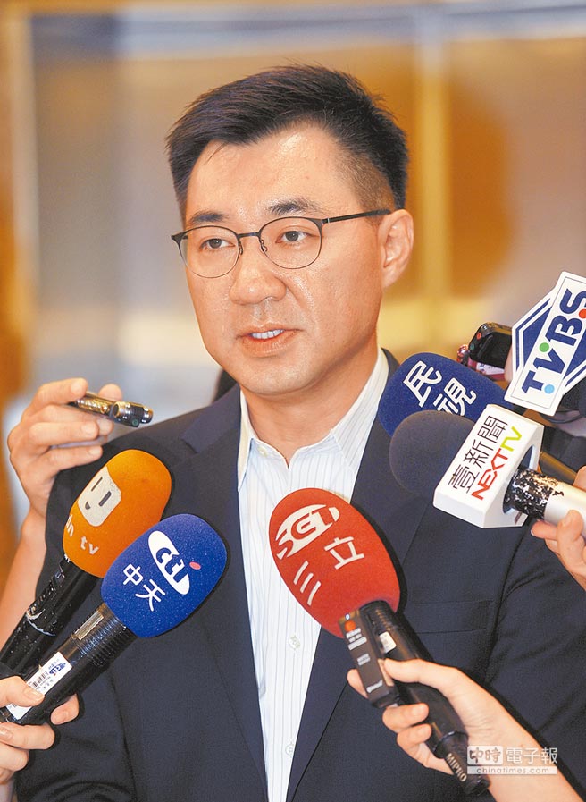 立委江啟臣號(hào)召6位藍(lán)綠委員登太平島考察。 立委江啟臣號(hào)召6位藍(lán)綠委員登太平島考察。