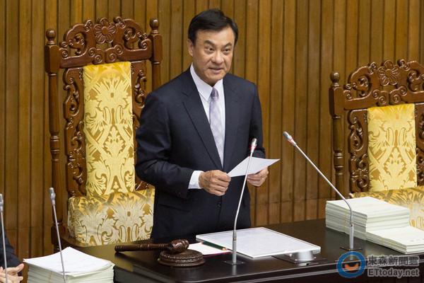 “表決戰”女議事員暈倒廁所 國民黨批蘇嘉全“像神隱少女” “表決戰”女議事員暈倒廁所 國民黨批蘇嘉全“像神隱少女”