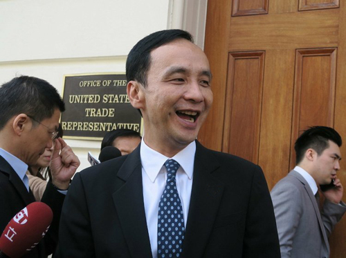 蔡英文上臺兩月露敗象 朱立倫被勸參選2020笑開懷 蔡英文上臺兩月露敗象 朱立倫被勸參選2020笑開懷