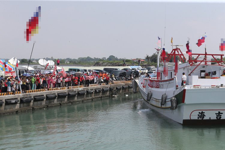 東港漁民前往太平島護漁,31日早上順利返港,受到群眾熱烈迎接 東港漁民前往太平島護漁,31日早上順利返港,受到群眾熱烈迎接