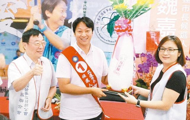 花蓮市長(zhǎng)補(bǔ)選成520后藍(lán)綠對(duì)決最強(qiáng)一戰(zhàn)。(圖片來源:臺(tái)灣《聯(lián)合報(bào)》) 花蓮市長(zhǎng)補(bǔ)選成520后藍(lán)綠對(duì)決最強(qiáng)一戰(zhàn)。(圖片來源:臺(tái)灣《聯(lián)合報(bào)》)